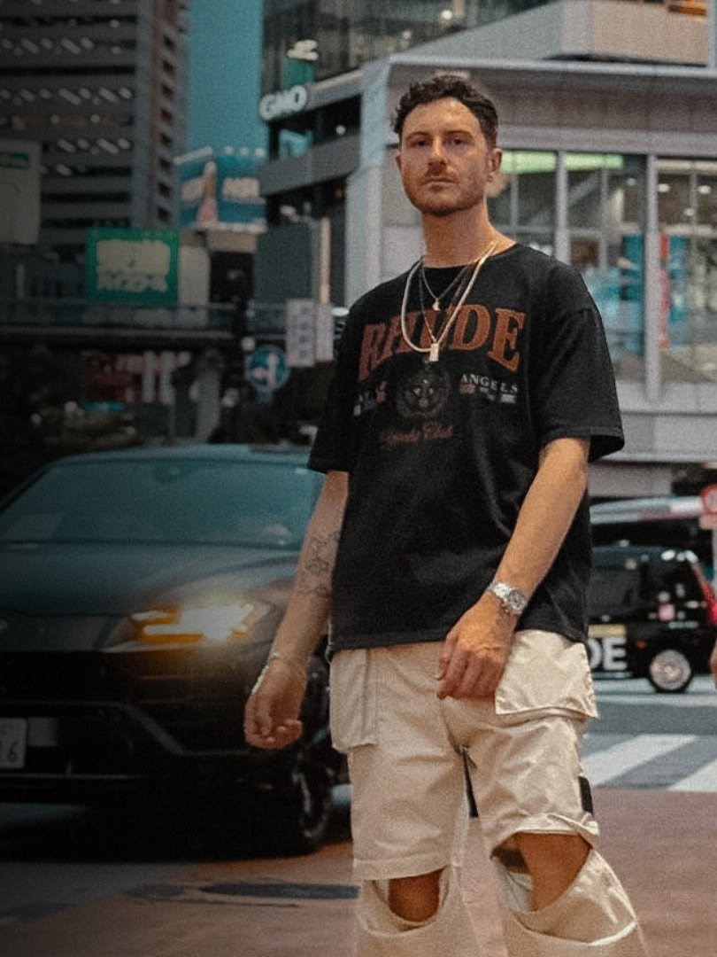 7 SKIES on a street in Tokyo